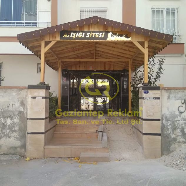 A. Işığı Sitesi Ahşap Sundurma Üstü Krom Harf