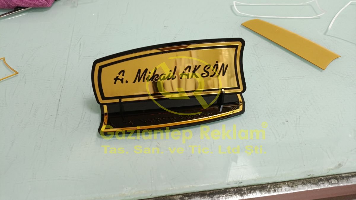 A. Mikail AKSİN Gold Aynalı Lazer Kesim Masa İsimliği