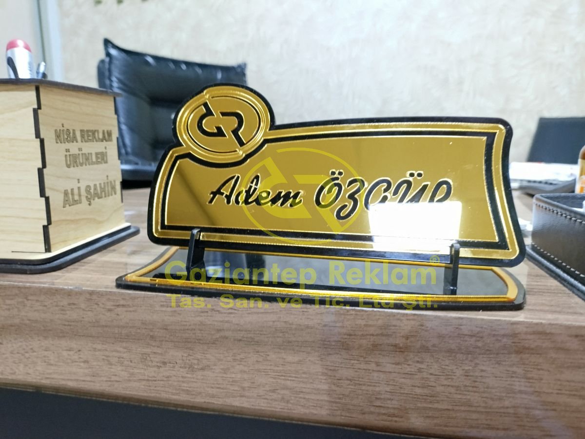 Adem Özgür Aynalı Pleksi Lazer Kesim Masa İsimliği