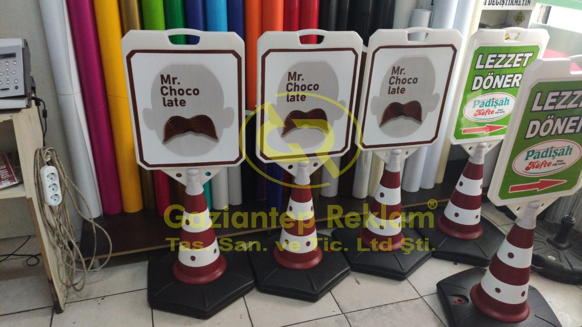 Ağır Tabanlı Portatif Konik Reklam Dubası