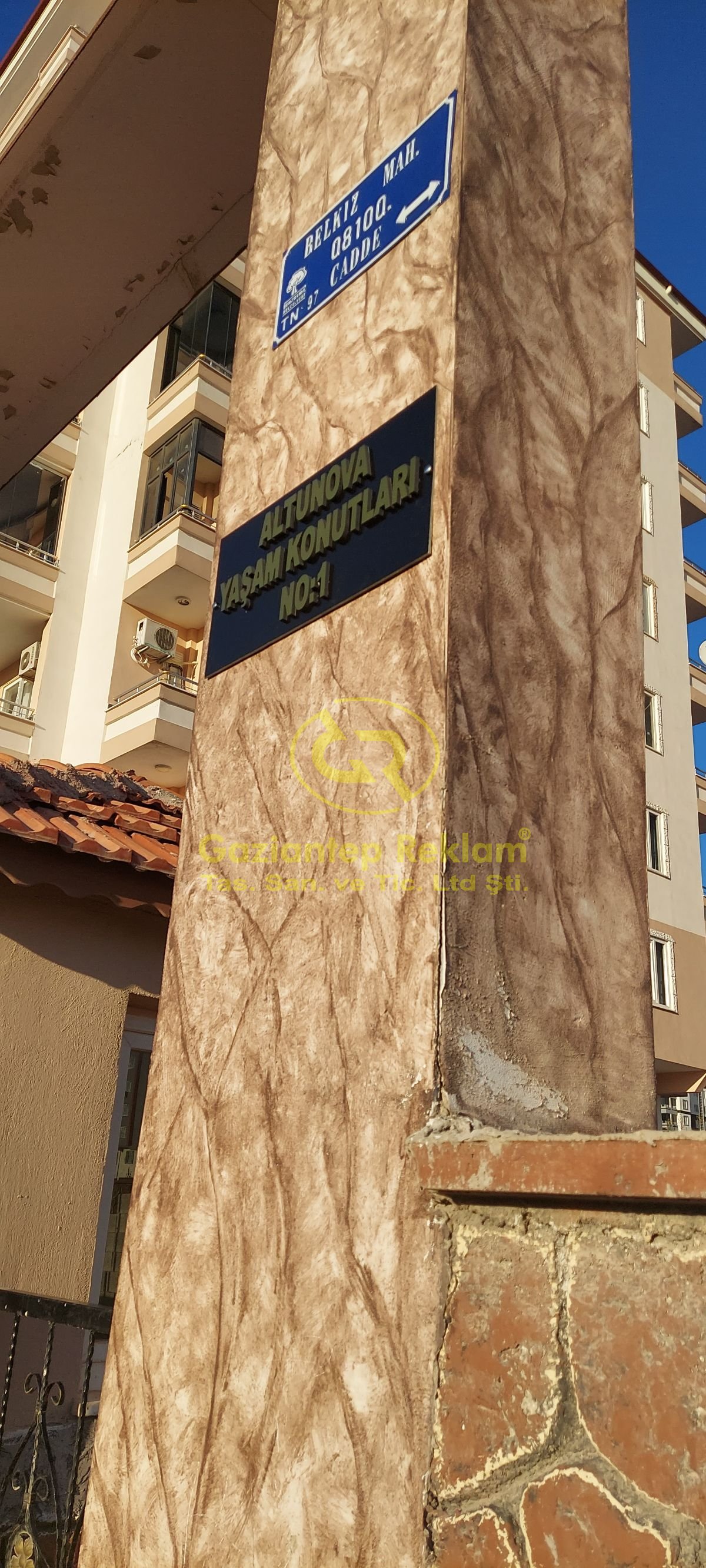 Altınova Yaşam Konutları Zemin Panel Üzeri Pleksi Tabela