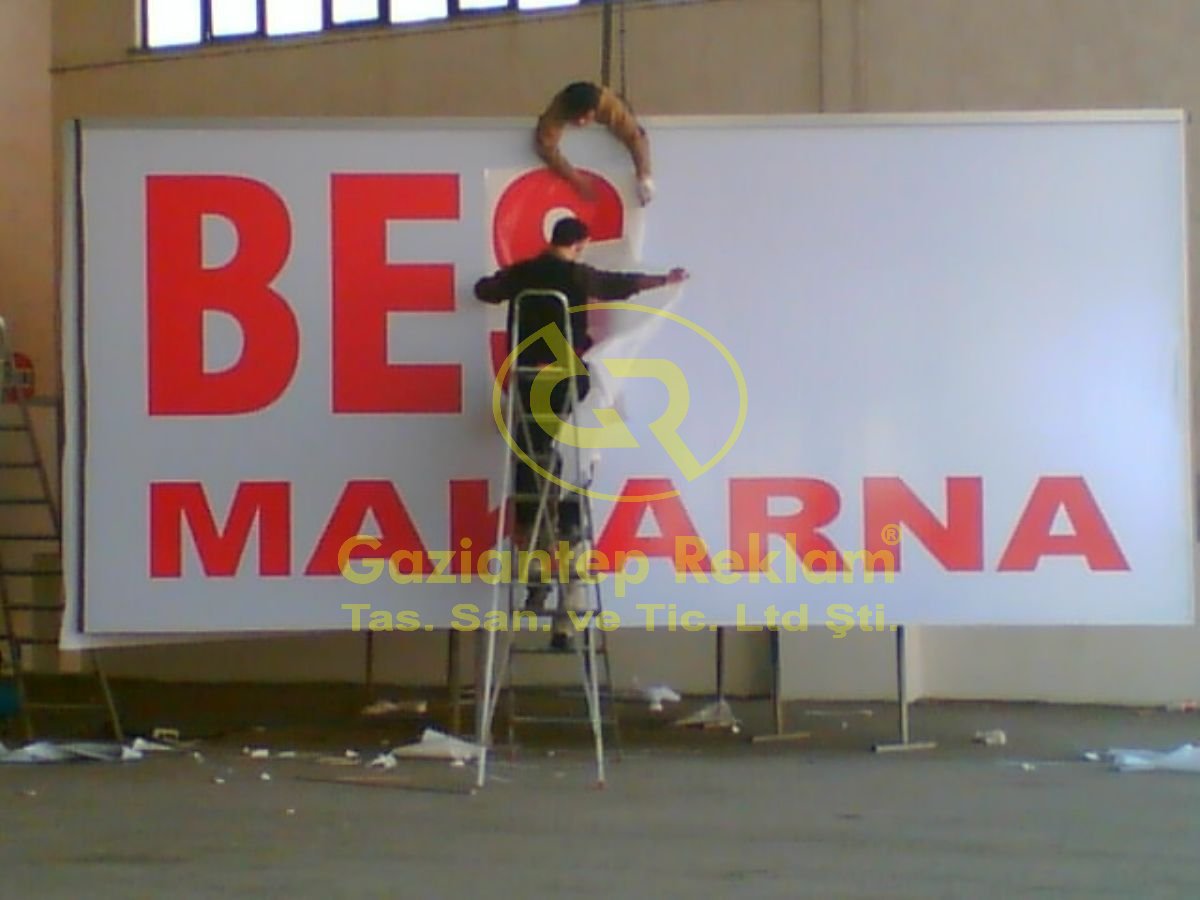 Büyük Ebat Germe Vinil totem Tabela Folyo Uygulaması