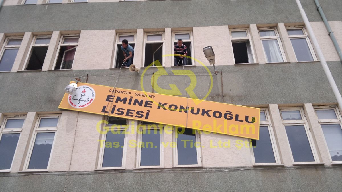 Büyük Ebat Lise Cephe Tabela Montajı