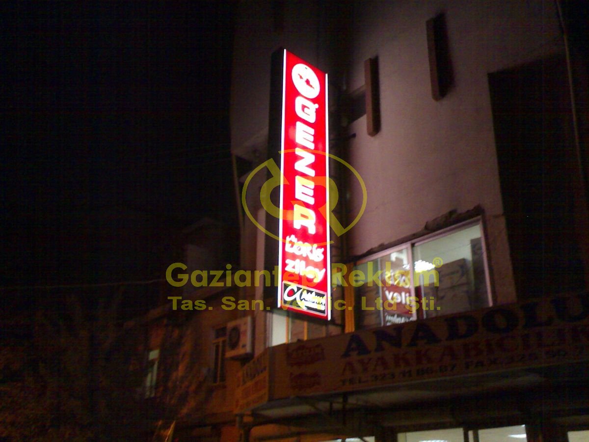 Çift Taraflı Dikey Işıklı Pleksi Bayrak Tabela Çözümü