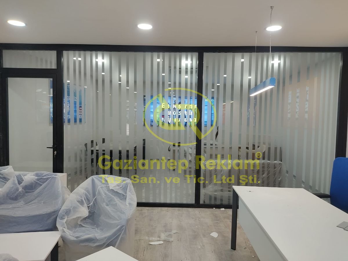 Çizgili Kumlama Folyo Uygulaması Modern Ofis Cam Bölmeleri