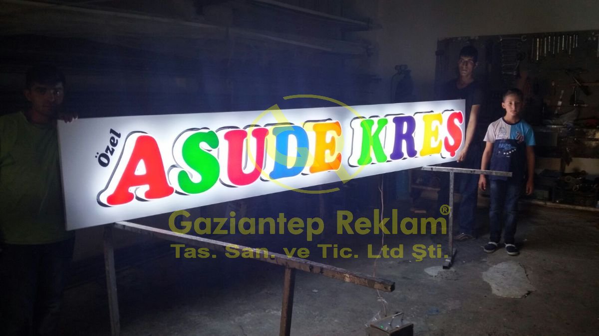 Çok Renkli LED Işıklı Pleksi Kutu Harf Tabela