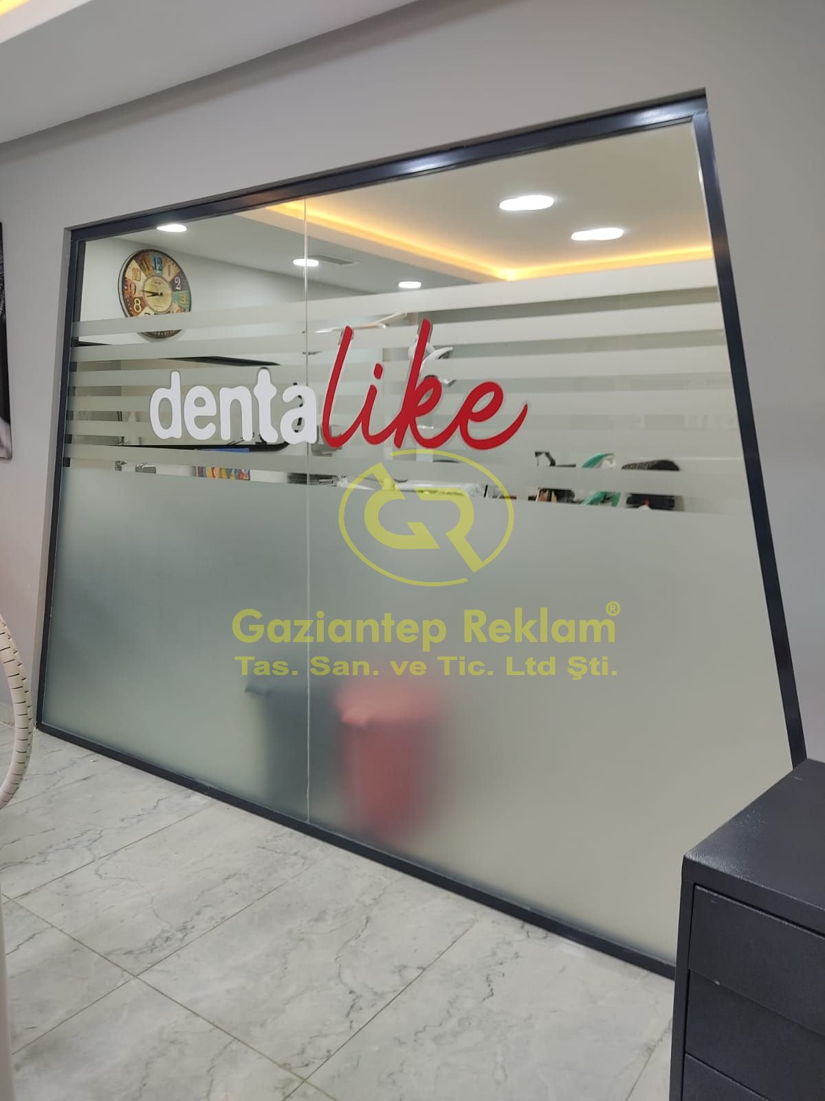 Dentalike Kumlama Folyo Cam Giydirme ve Logo Uygulaması