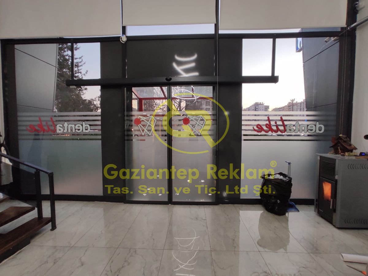 Dentist Kliniği Çizgili Kumlama Folyo Cam Giydirme