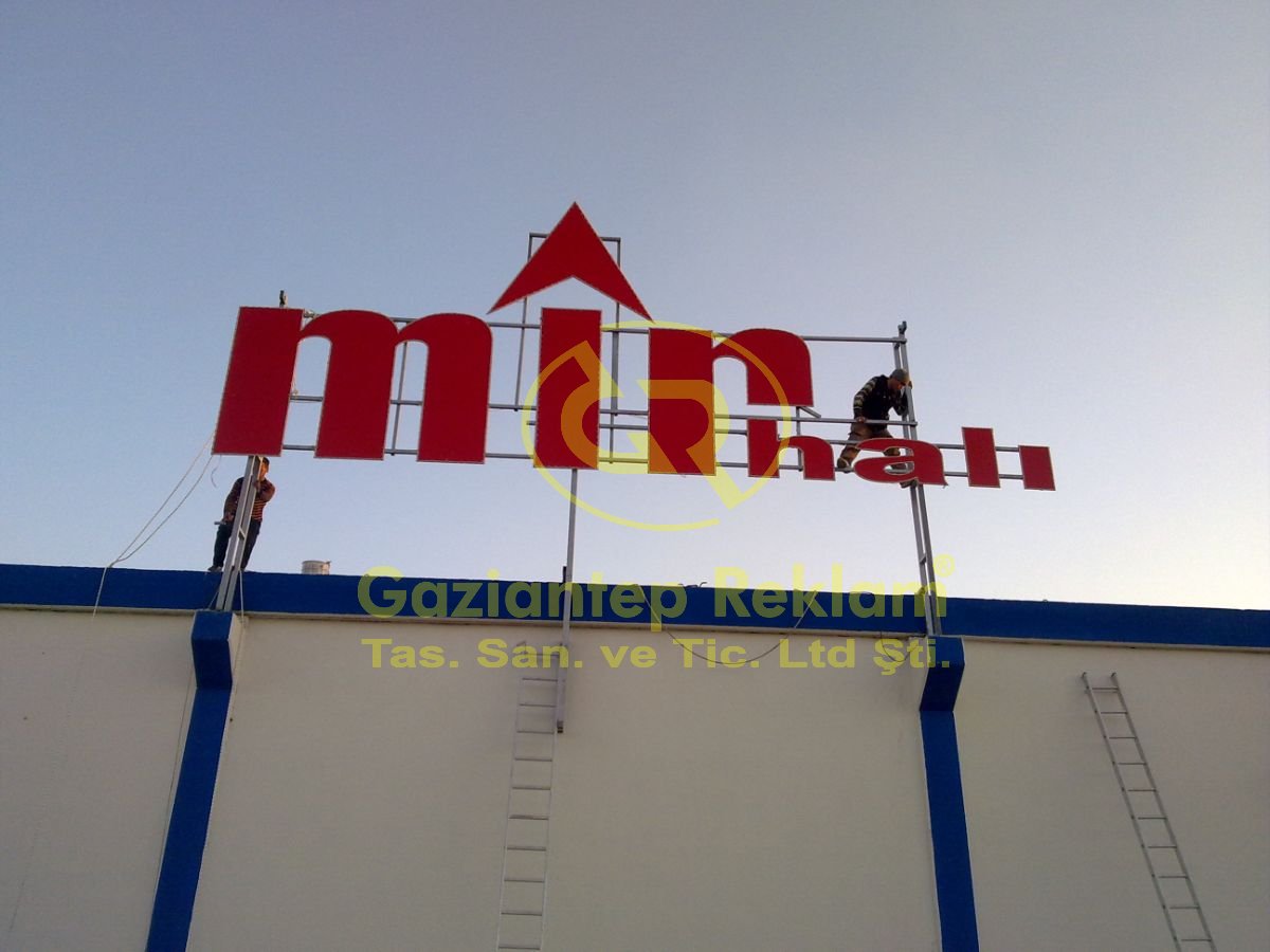 Dev boyutlu Harflerden oluşan çatı Tabelası