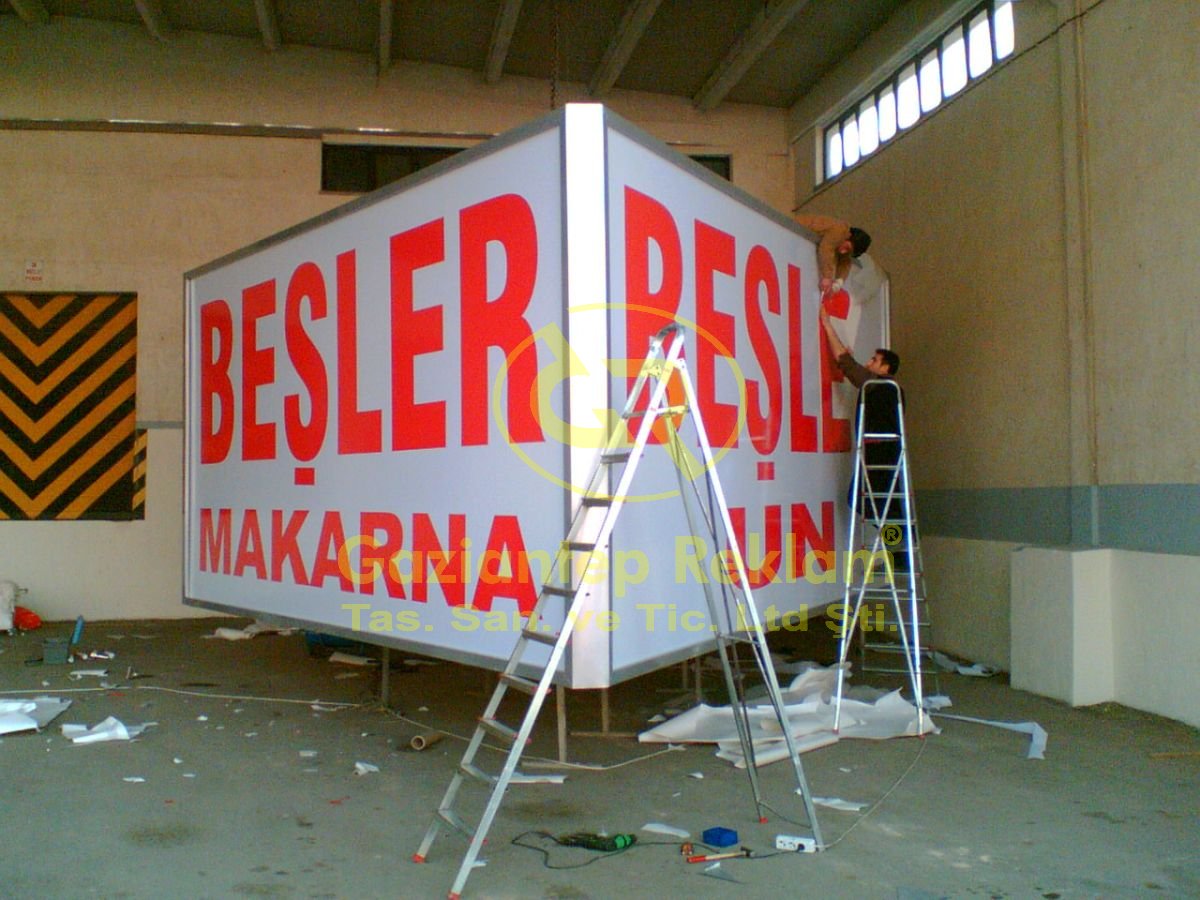 Dev Boyutlu Işıklı 3 yönlü Germe Vinil Totem Tabela İmalatı