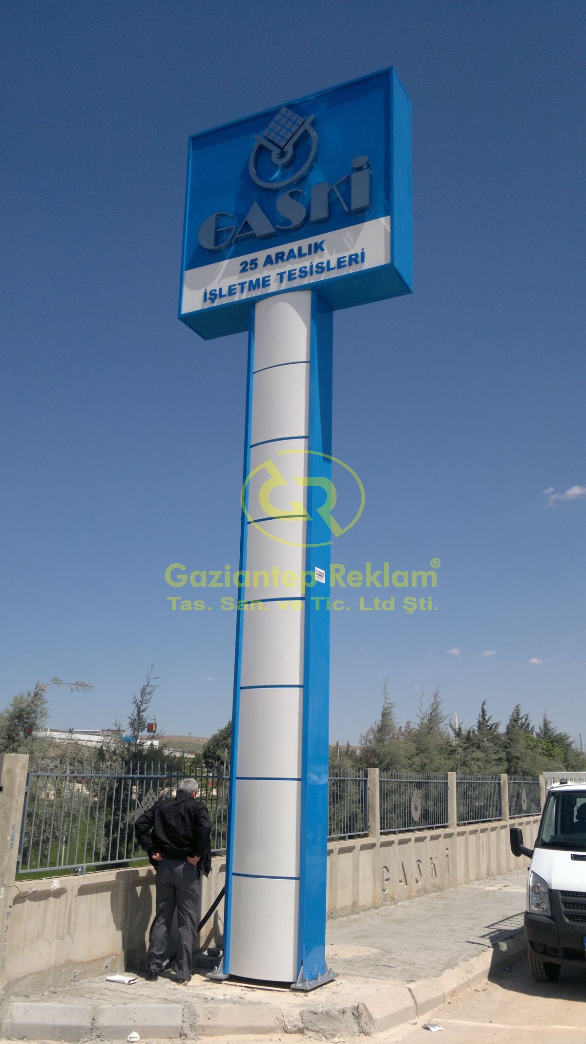 Dev Kurumsal Kompozit Zeminli Işıklı Totem Tabela