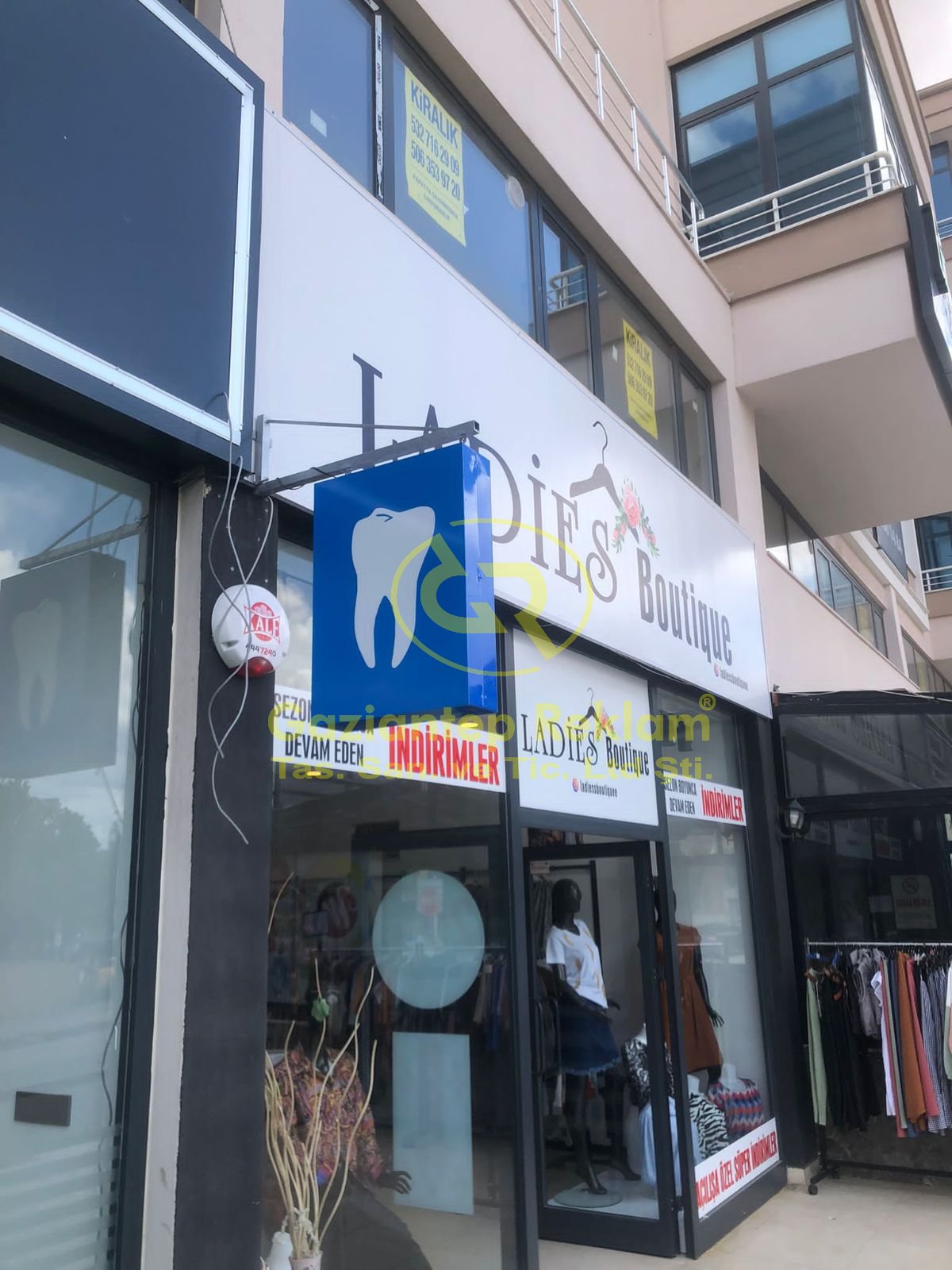 Diş Kliniği Mavi Pleksi Işıklı Fener Tabela Uygulaması