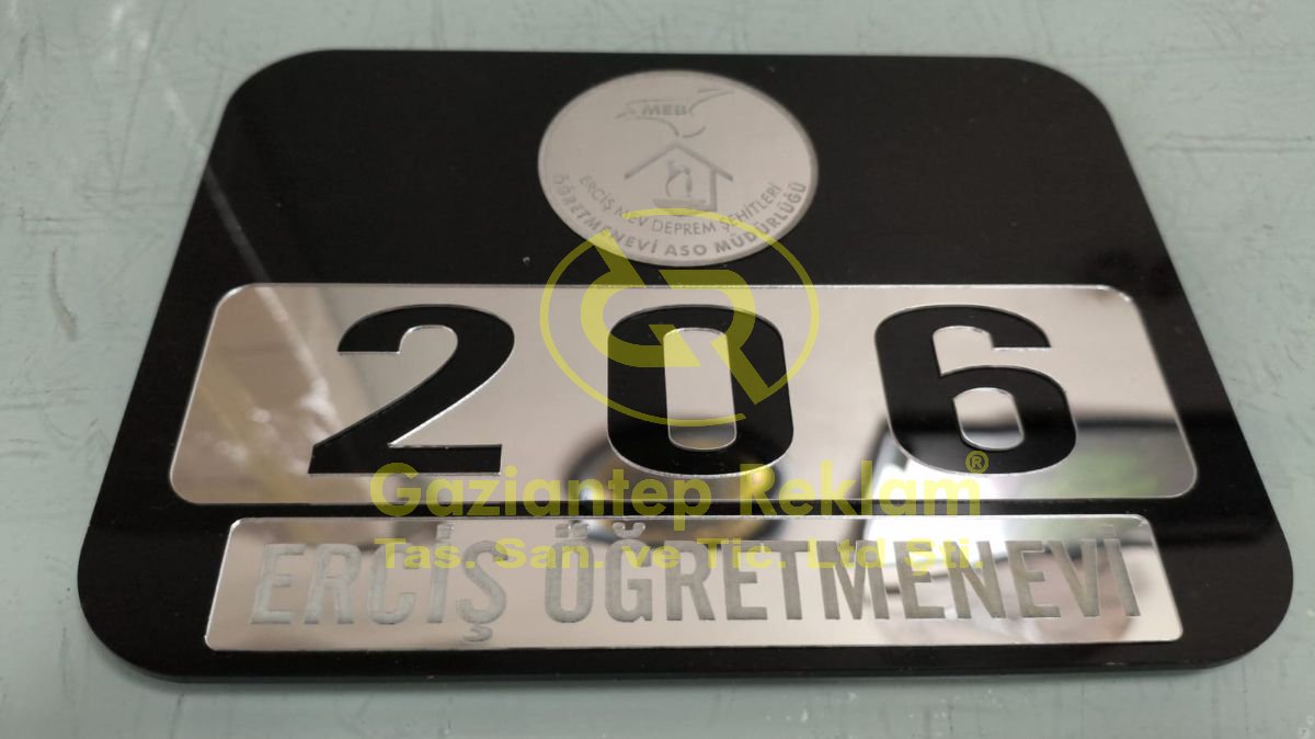 Erciş Öğretmenevi Aynalı Pleksi Lazer Kesim Oda Tabelası