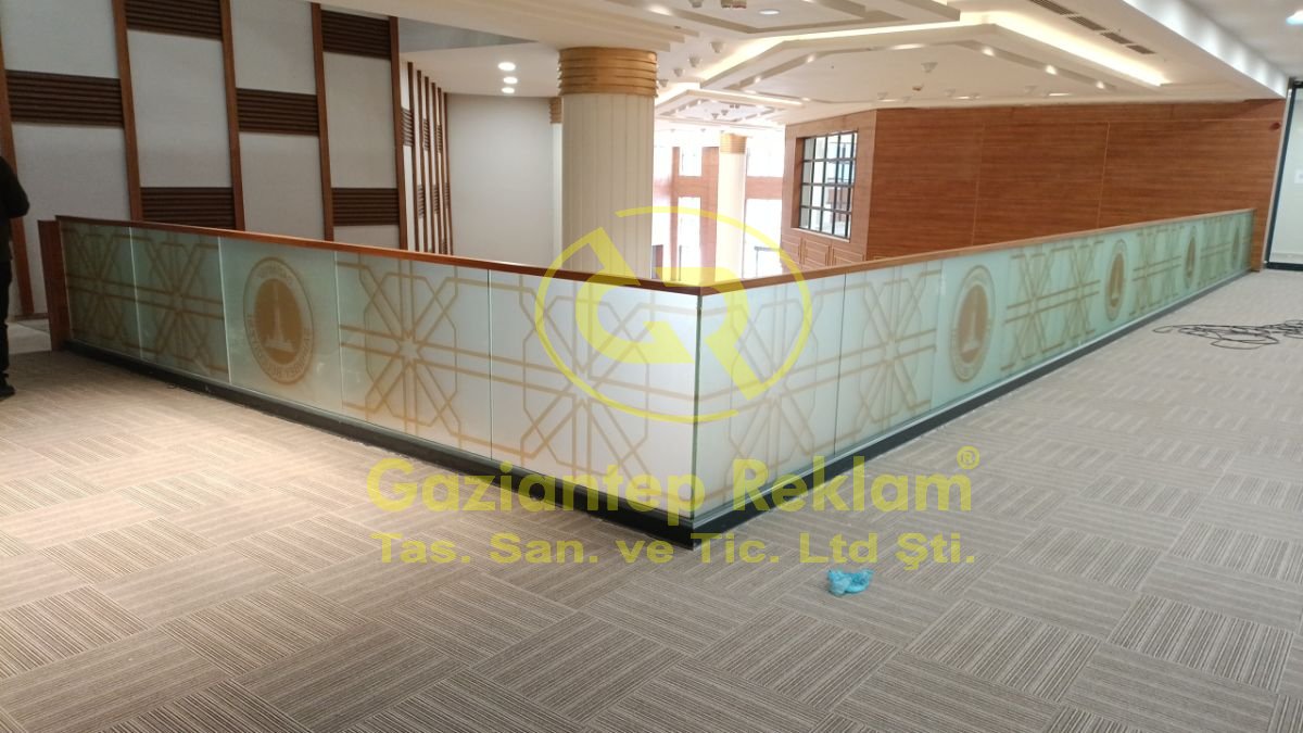 Estetik Altın Detaylı Cam Korkuluk Kumlama Folyo Uygulaması