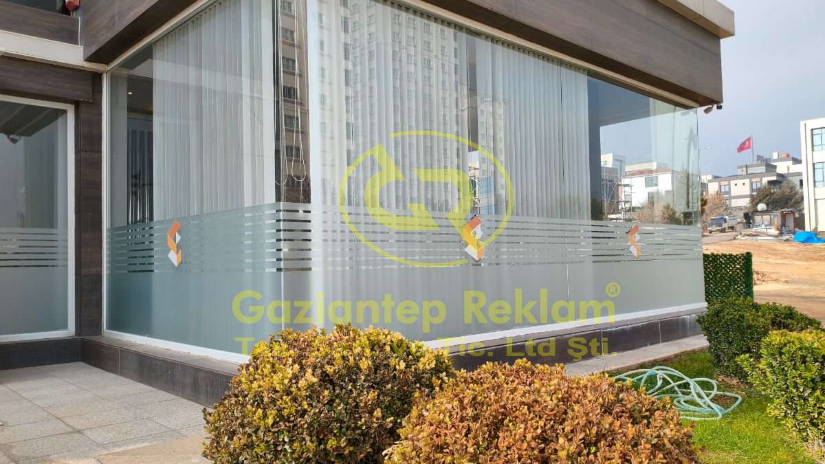 Estetik Şerit Kesimli Kumlama Folyo Ofis Cam Giydirme
