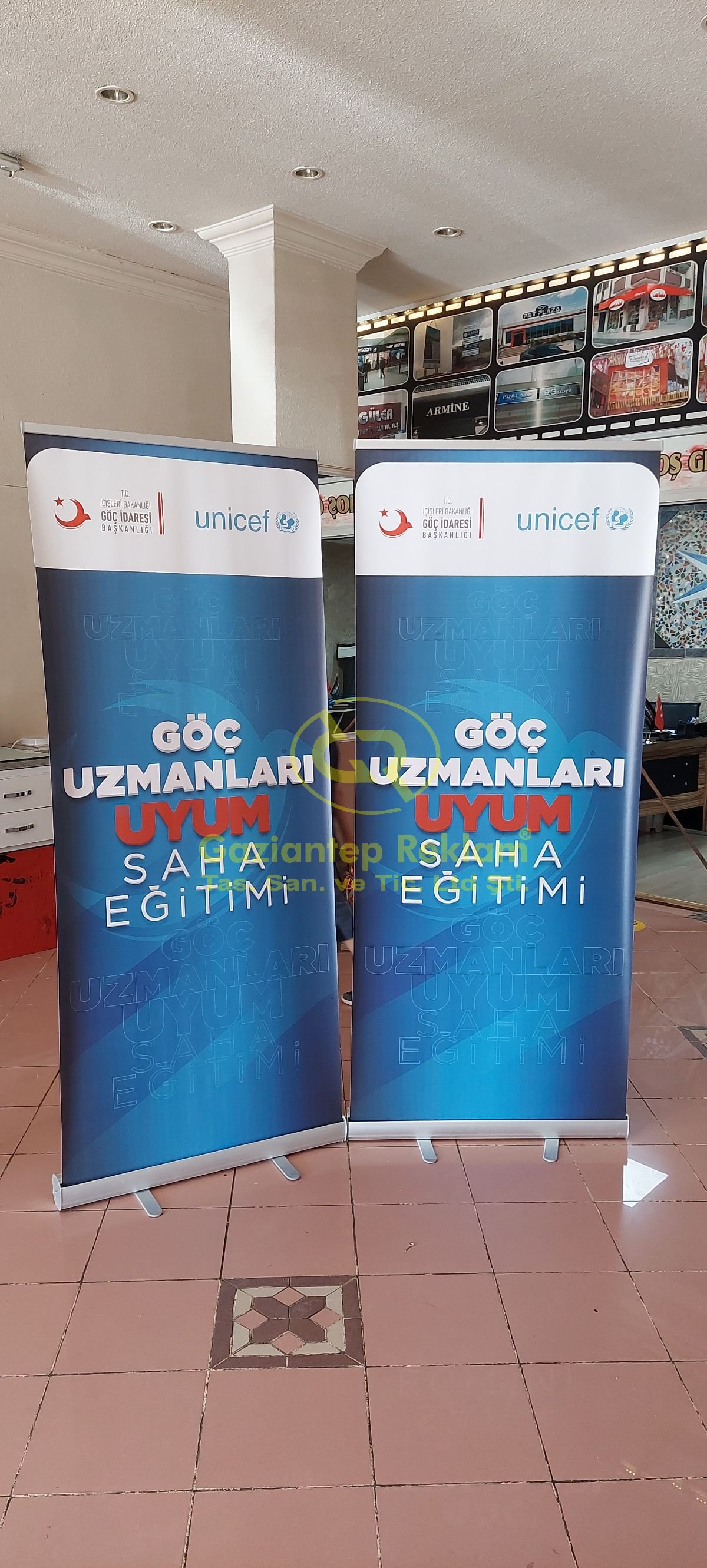 Etkinlikler İçin Profesyonel Taşınabilir Roll-Up Stand