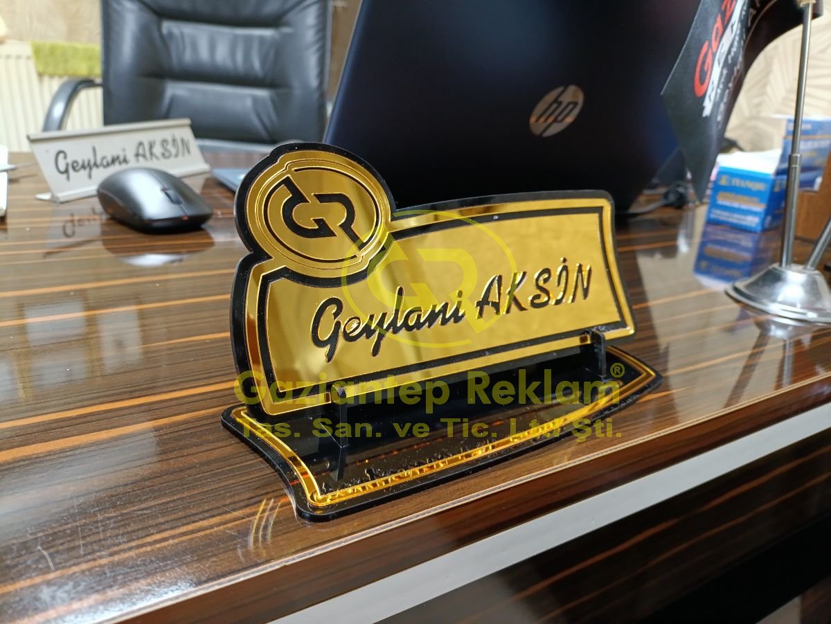 Geylani AKSİN Modern Altın Pleksi Masa İsimliği