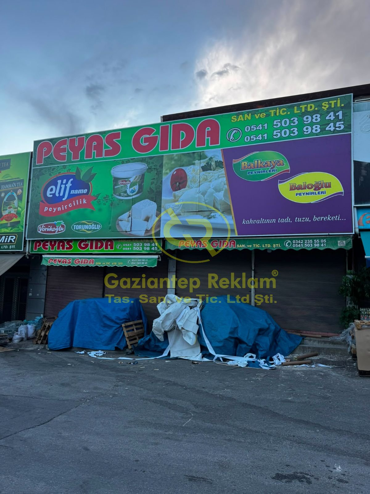 Gıda Sektörü İçin Vinil Germe Cephe Tabela Uygulaması | Peyas Gıda Projesi
