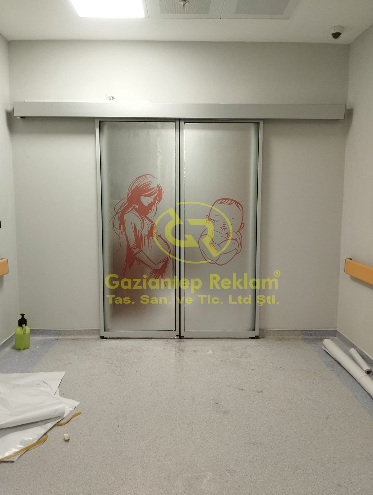 Hastane İç Mekan Kapı Kumlama Folyo Anne Bebek teması