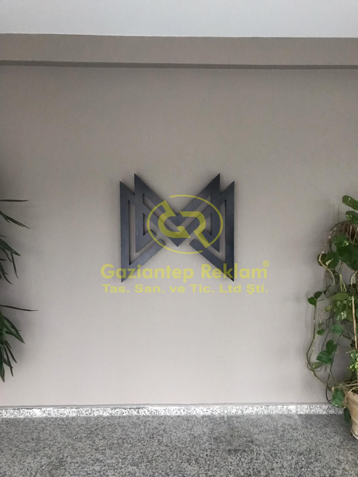 İç Mekan Mat Siyah Metal Kutu Harf Logo