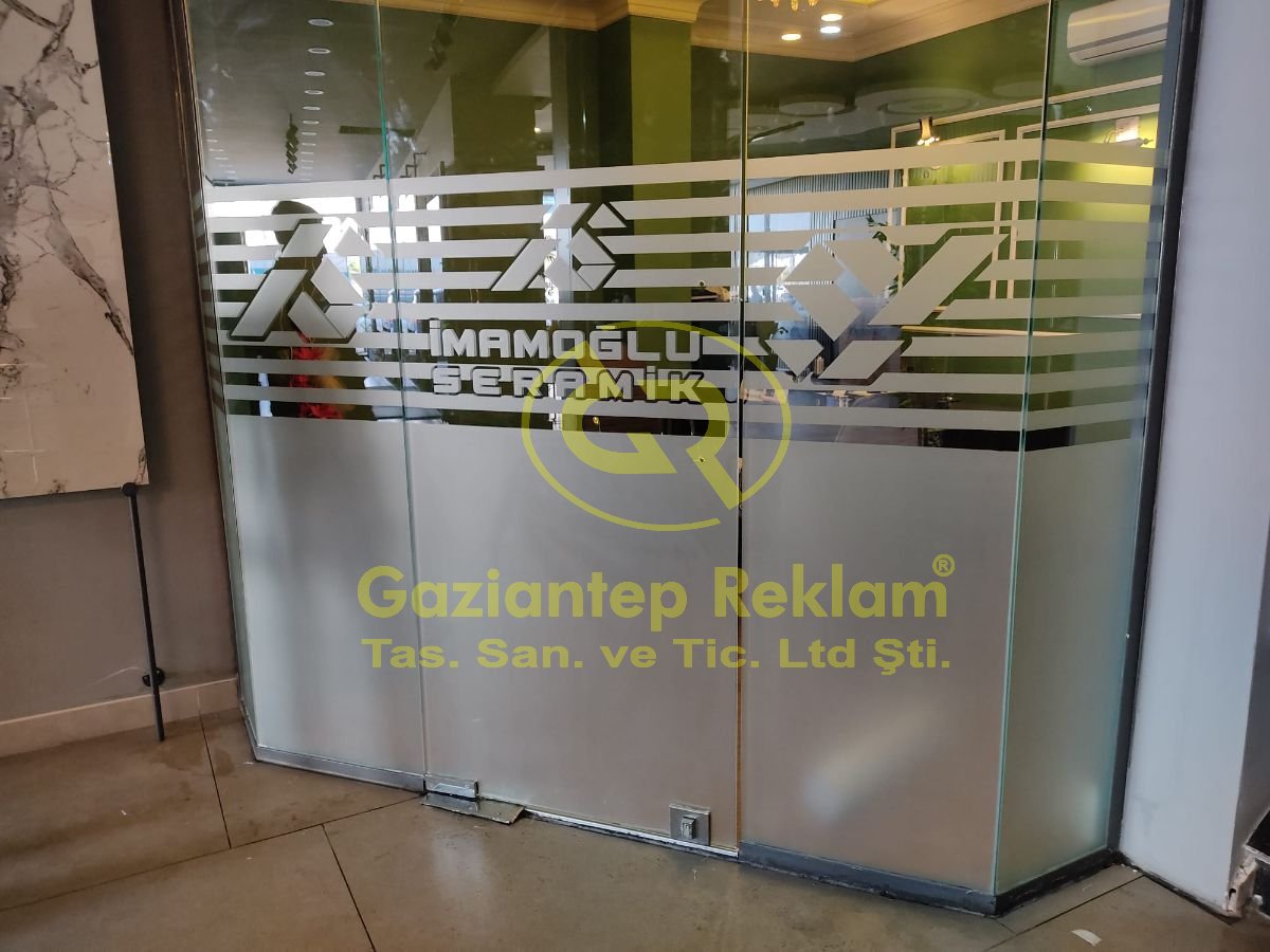 İmamoğlu Seramik Logo Detaylı Estetik Kumlama Folyo Uygulaması