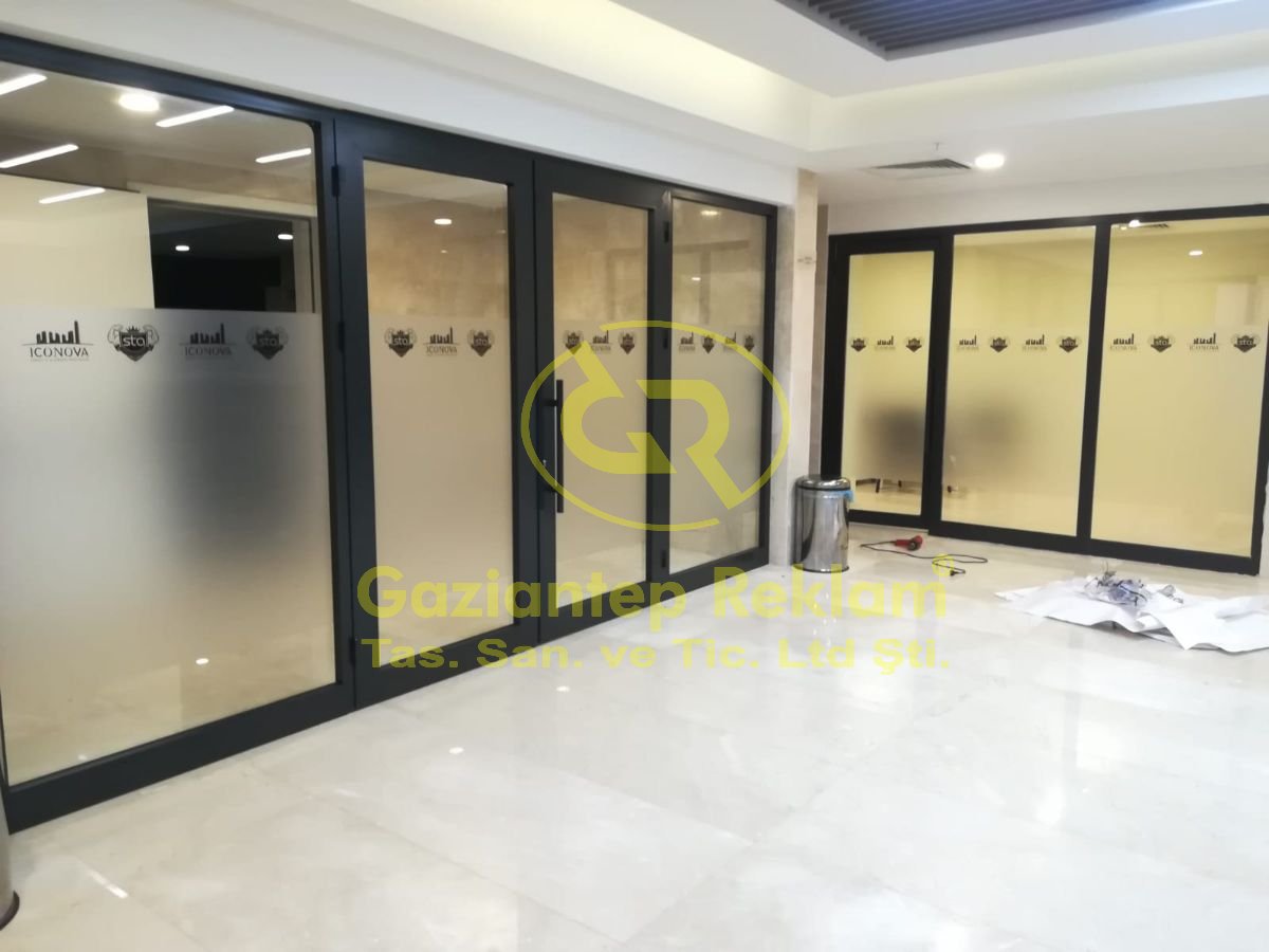 ICONOVA Ofis Girişi Kumlama Folyo Logo Uygulaması