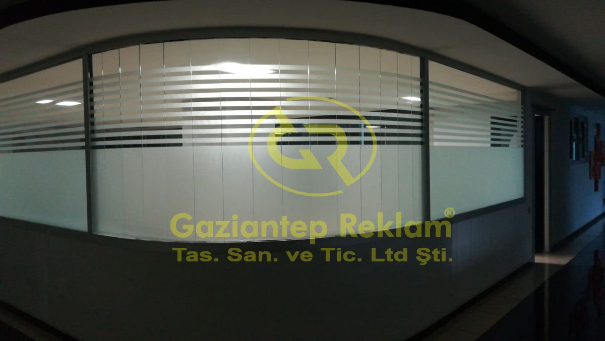 Kavisli Camda Şerit Kesimli Estetik Kumlama Folyo Uygulaması