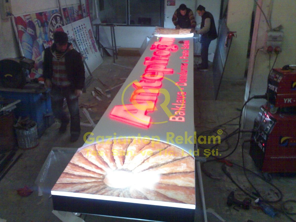 Kırmızı Işıklı Pleksi Kutu Harf Kompozit Tabela