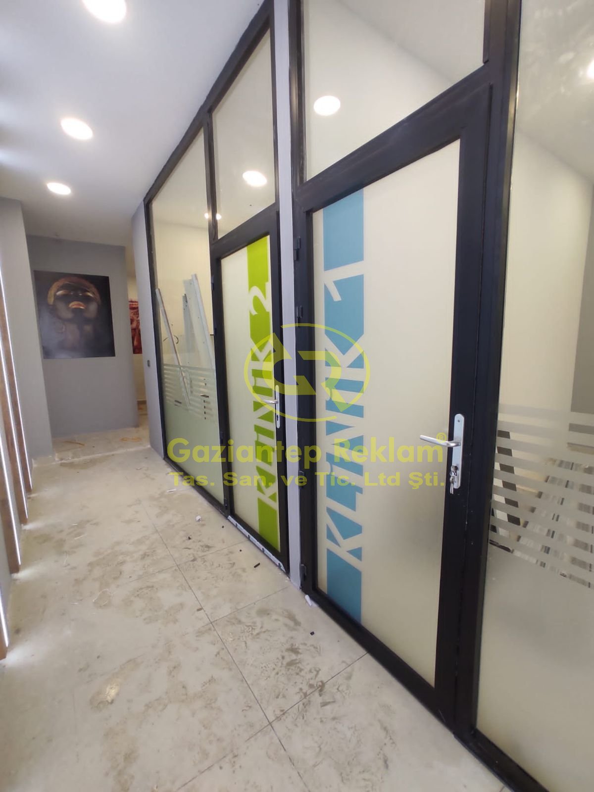 Klinik Cam Bölme Kumlama Folyo ve Renkli Baskı Çalışması