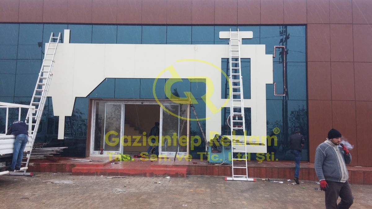 Kompozit Makine Silüeti Kurumsal Cephe Uygulaması