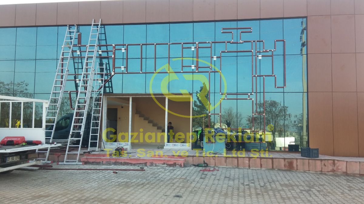 Kurumsal Cephe Işıklı makina siliueti Montaj İskeleti