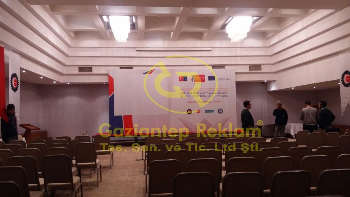 Kurumsal Etkinlik Sahnesi Vinil Backdrop Baskı Çözümleri