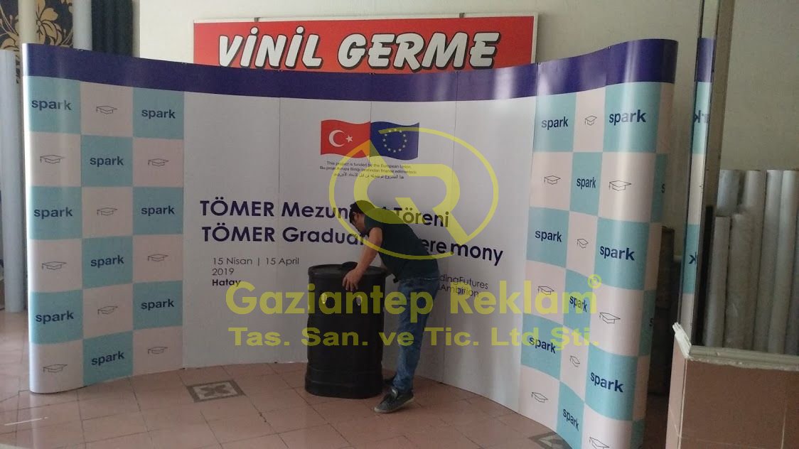 Kurumsal Etkinlikler İçin Kavisli Press Duvarı