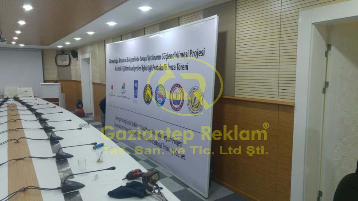 Kurumsal Etkinlikler İçin Profesyonel Backdrop Sistemi