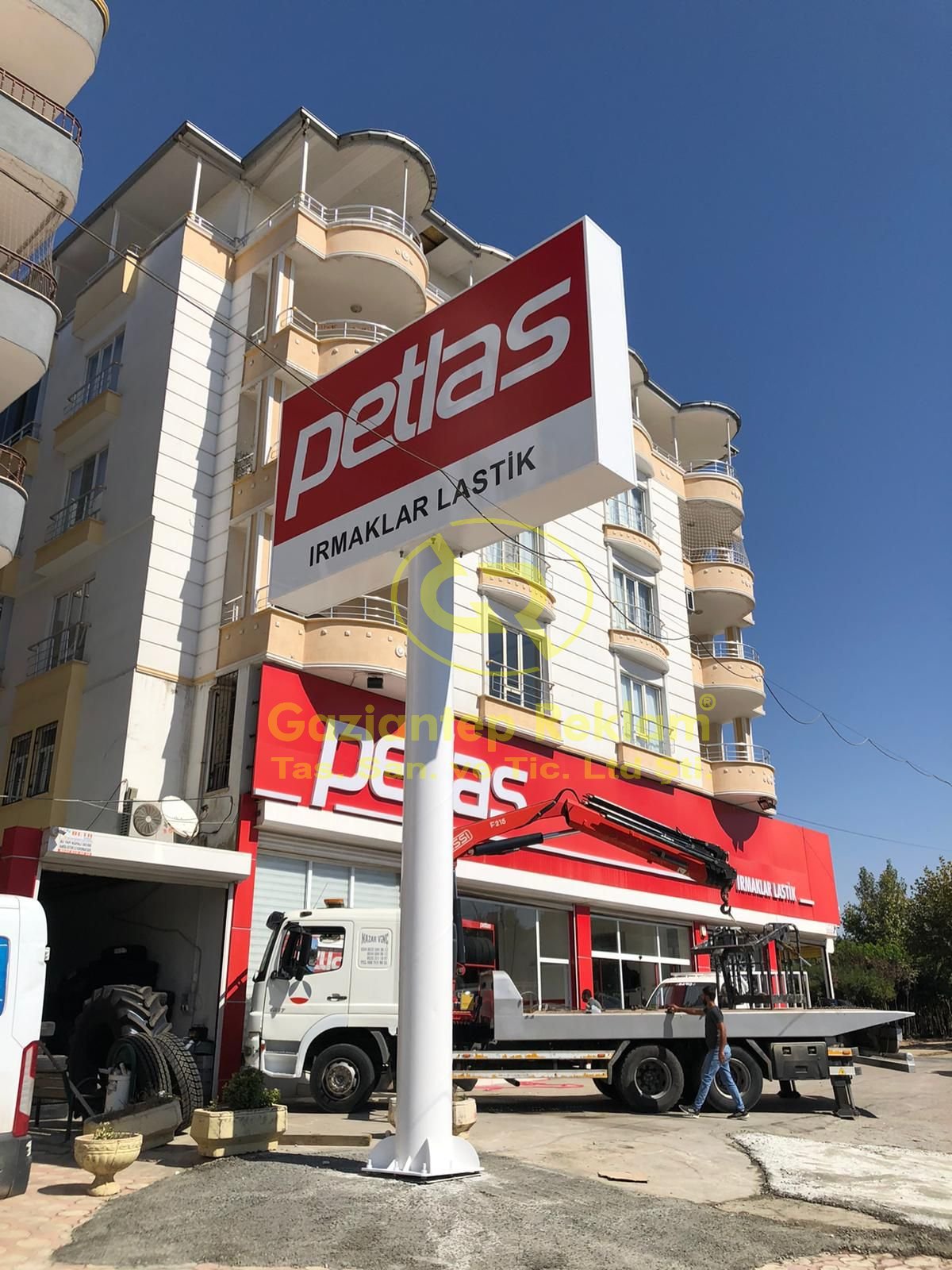 Kurumsal Marka Yüksek Ayaklı Işıklı Totem Tabela