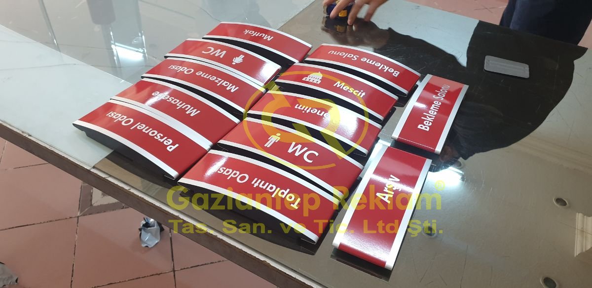 Kurumsal Mekanlar İçin Bombeli Yönlendirme İsimlikleri