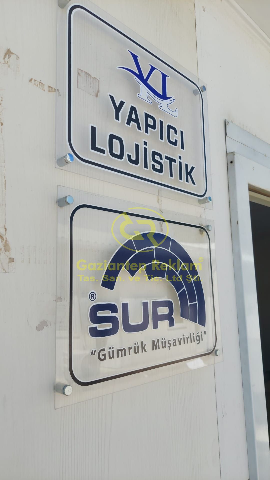 Kurumsal Pleksi Ofis Levhası Dekoratif Takoz Montaj