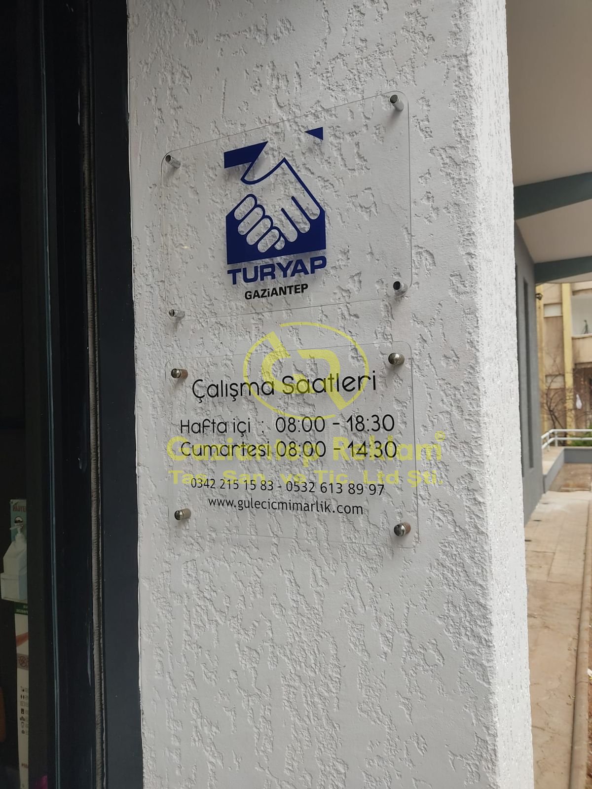 Kurumsal Şeffaf Pleksi Ofis Kapı Levhası Çözümleri