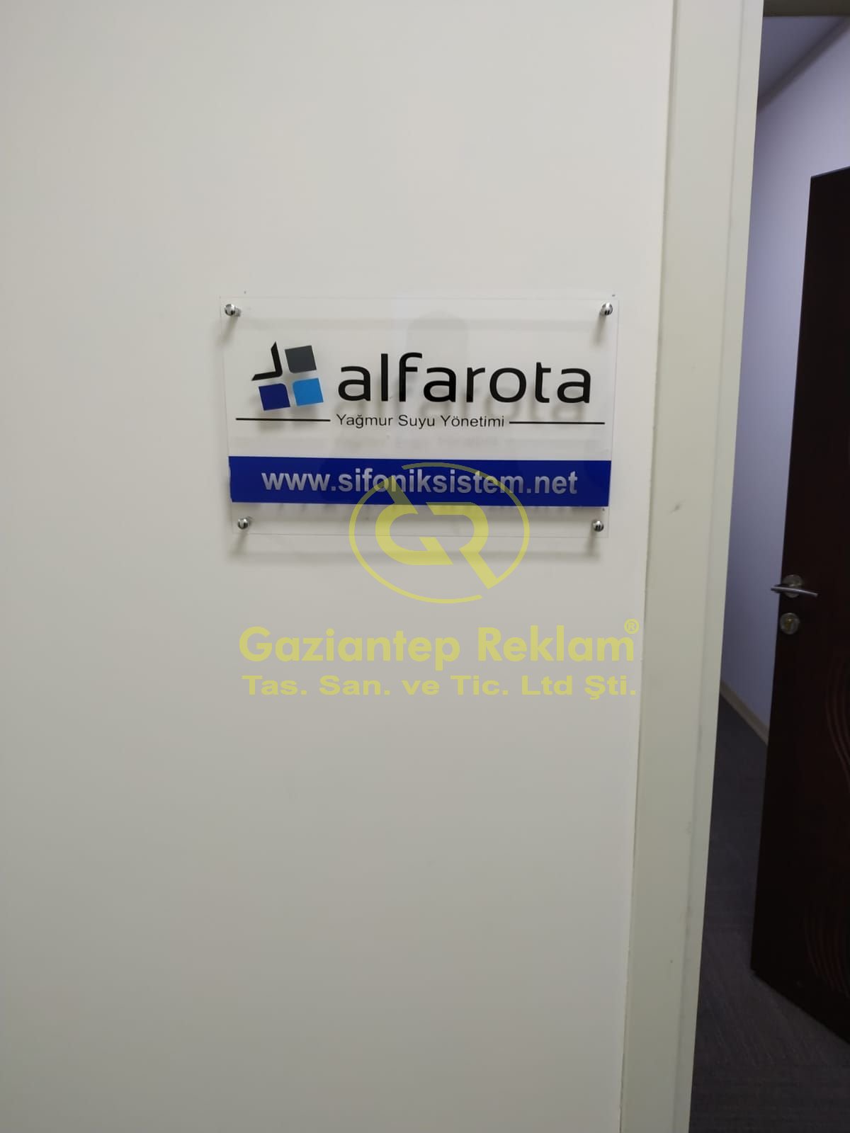 Kurumsal Şeffaf Pleksi Ofis Yönlendirme Levhası