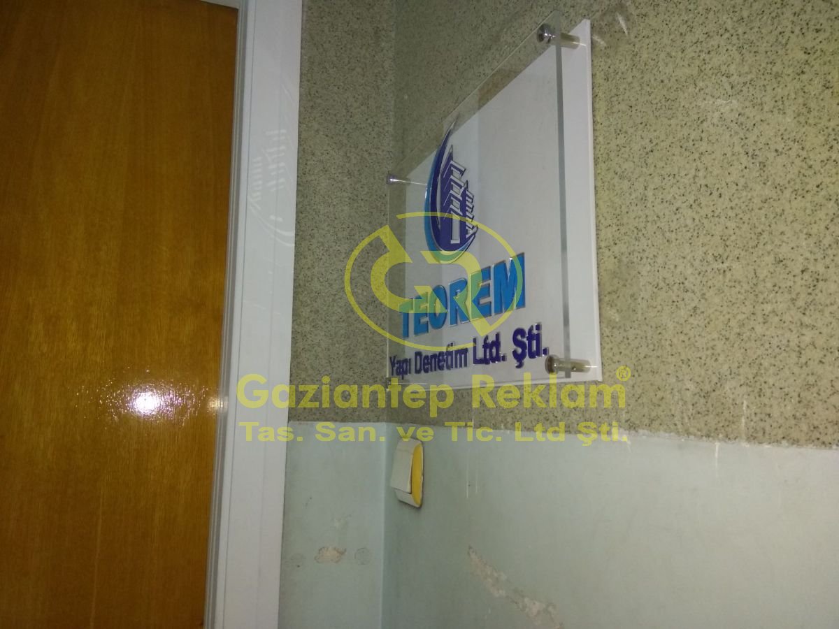Lüks Şeffaf Pleksi Askı Aparatlı Büro Levhası