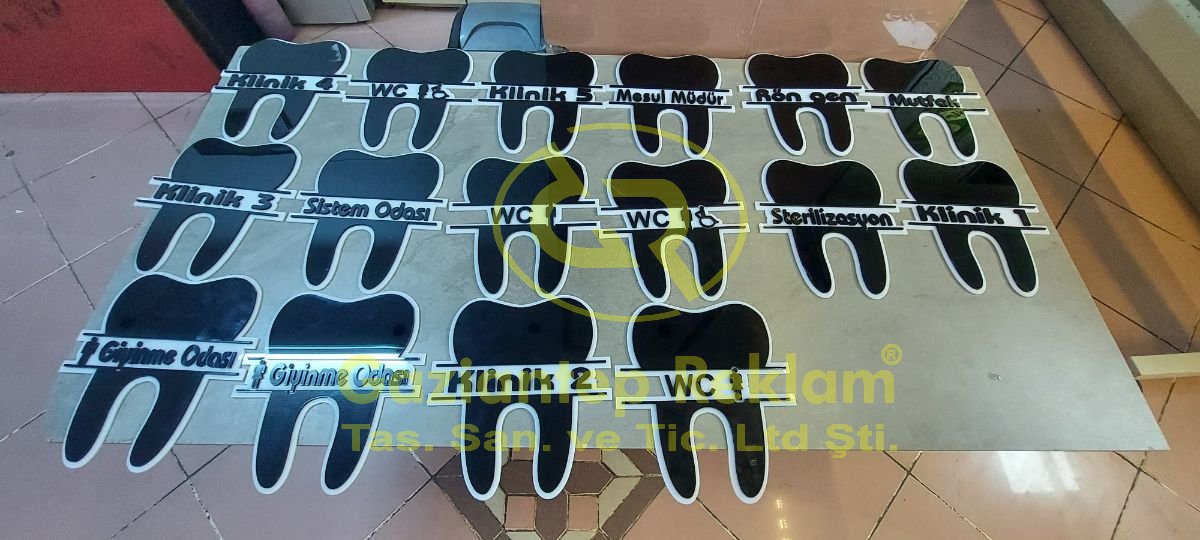 Modern 3D Pleksi Diş Figürlü Yönlendirme Panoları