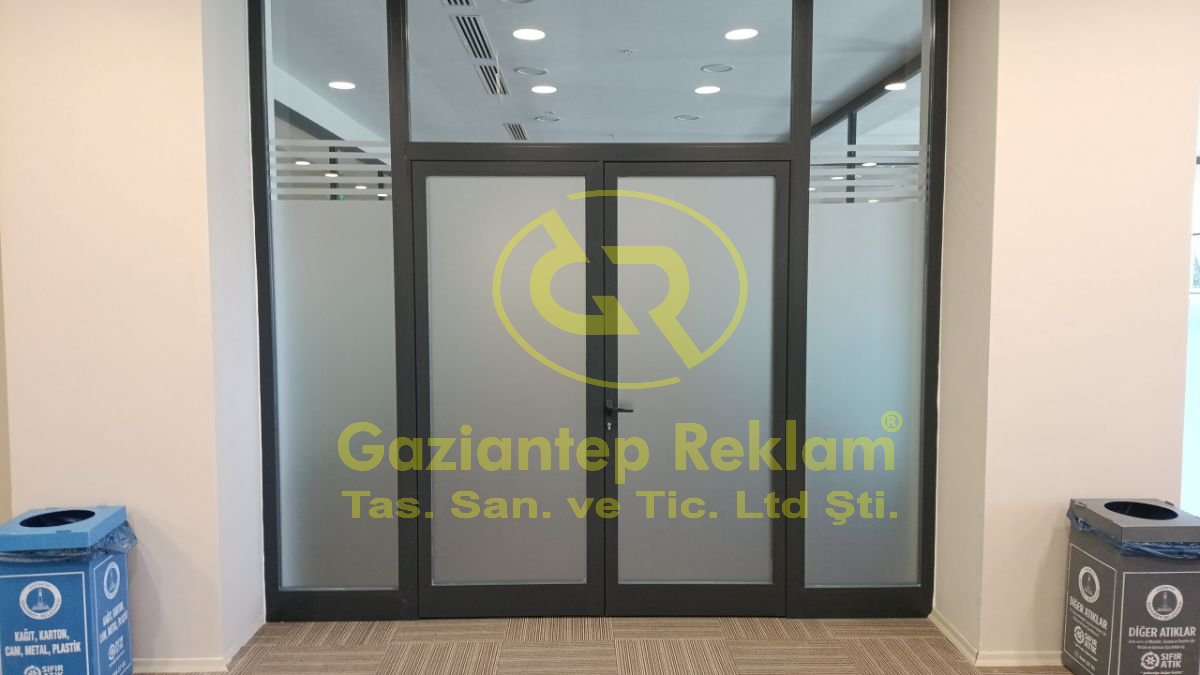 Modern Ofis Camları için Kumlama Folyo Bant Uygulaması