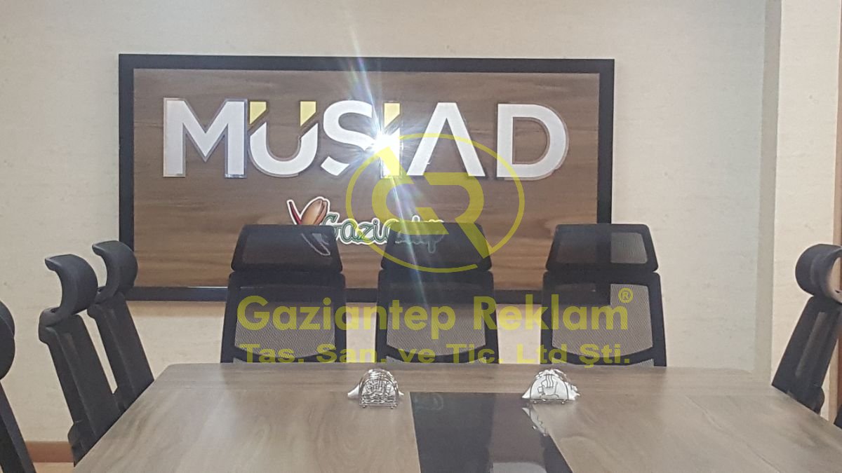 MÜSİAD Ayna Pleksi Harfli Ahşap Görünümlü Karşılama Panosu