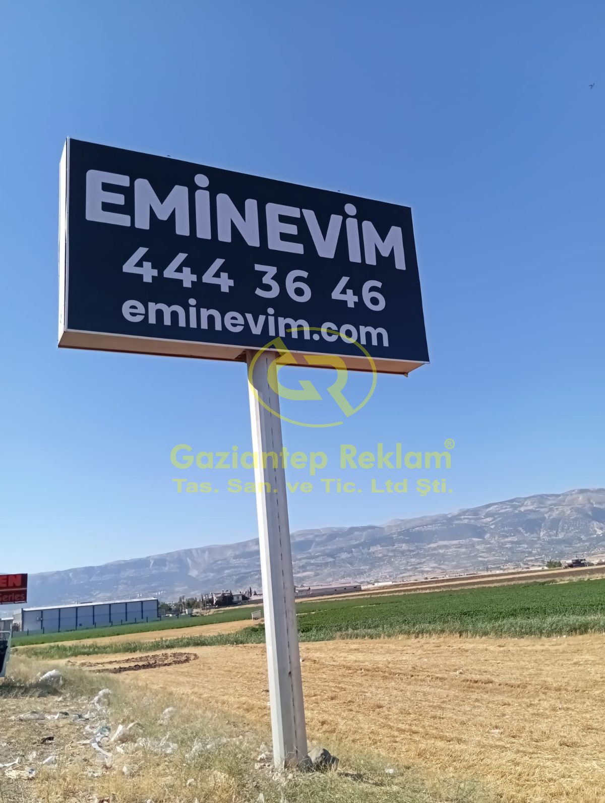 Otoyol kenarı reflektörlü Totem Tabela