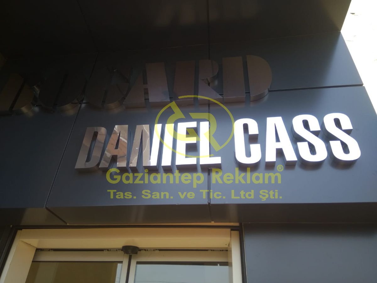 Parlak Krom ve LED Işıklı Pleksi Harf Tabela