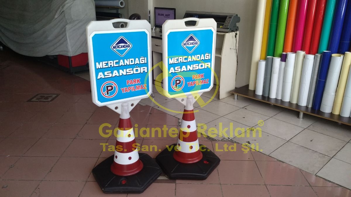 Portatif Reklam Konileri ve Ağır Tabanlı Display Panolar