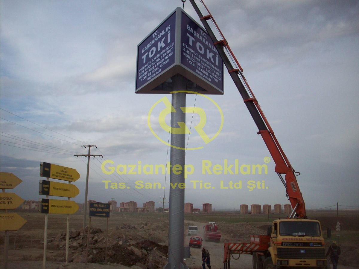 Prizma 3 yönlü  Dev Işıklı Totem Tabela Uygulaması