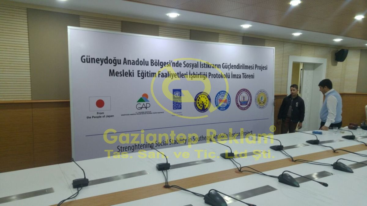 Profesyonel Kurumsal Etkinlik Sahnesi Backdrop Çözümleri