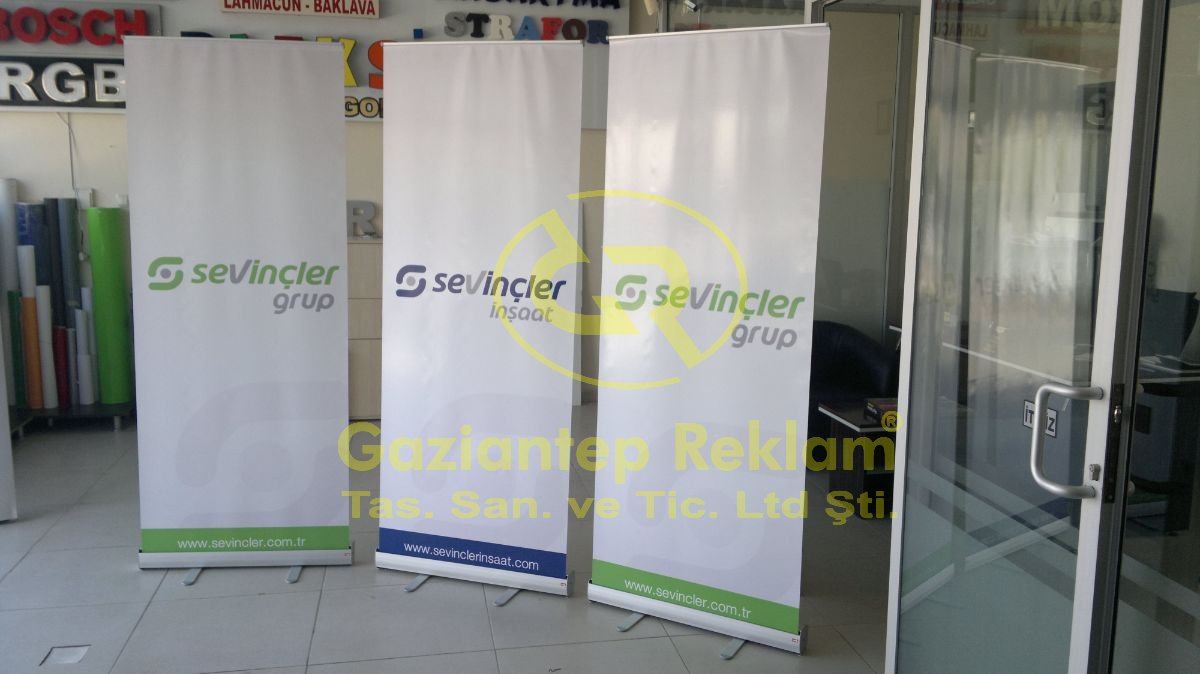 Profesyonel Roll-Up Display Standları Hızlı Kurulum