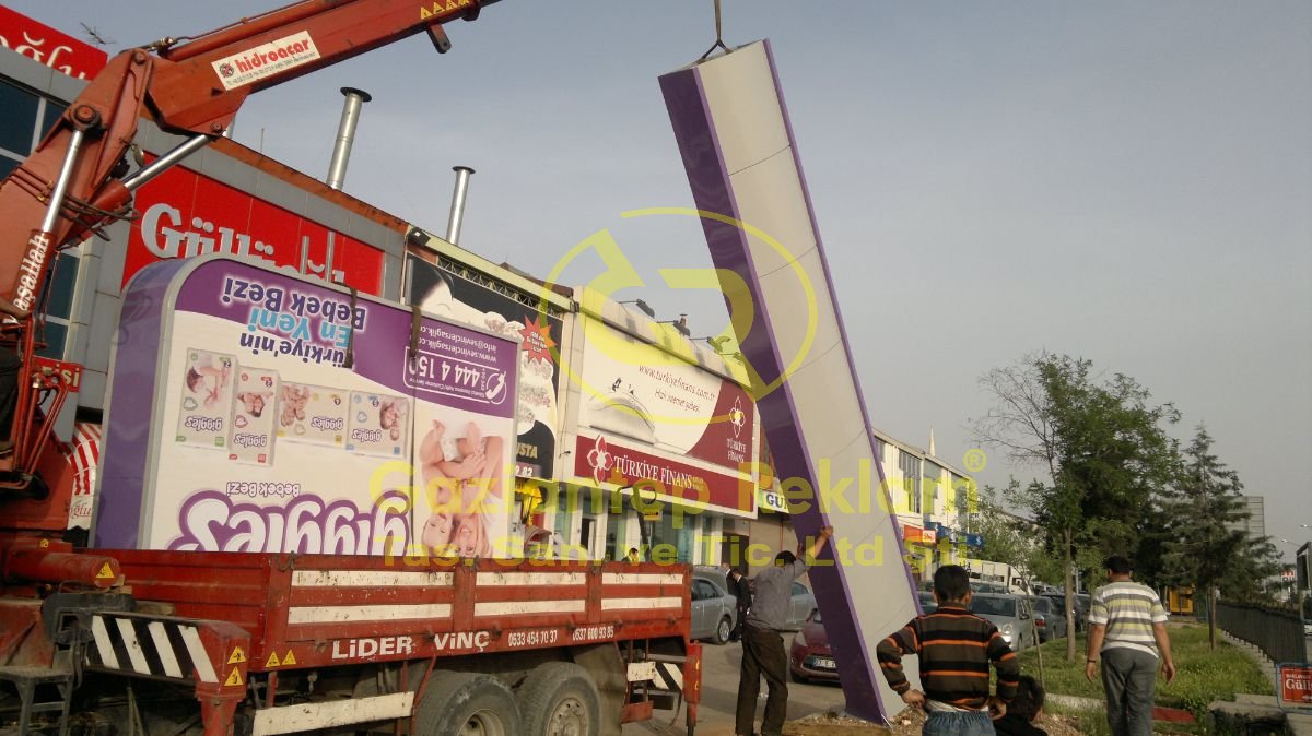 Profesyonel Vinç Desteğiyle Dev Totem Tabela Montajı